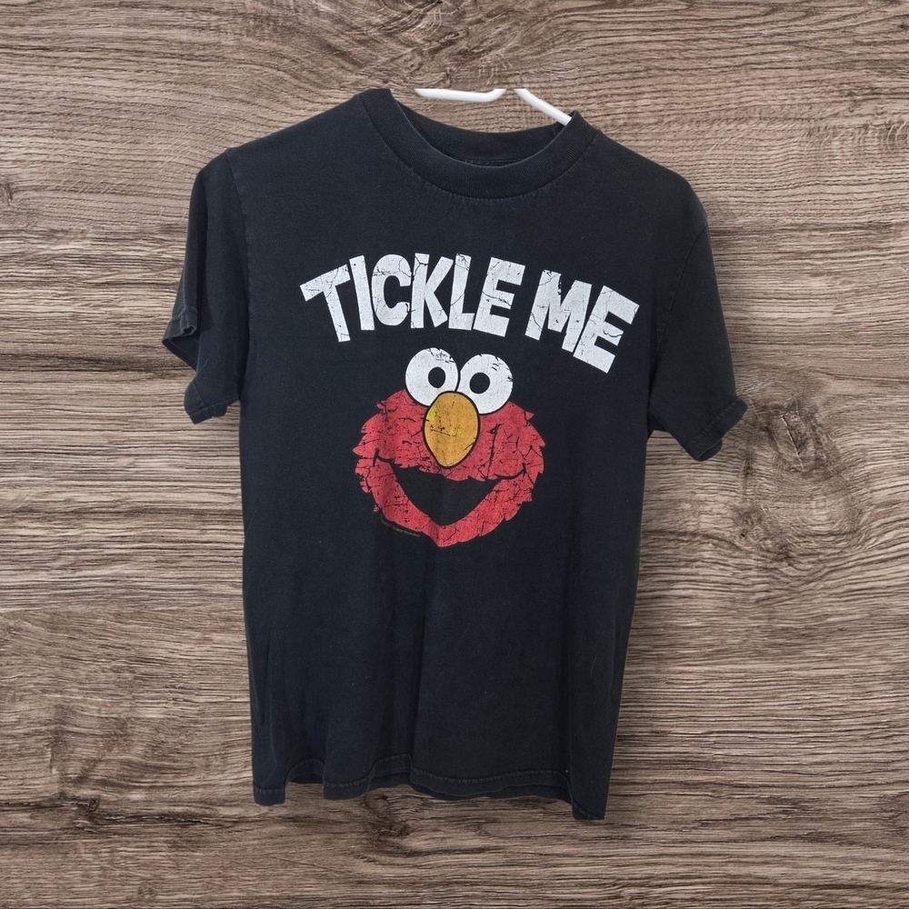 ⭐️Sesame Street Black and Red Elmo Short Sleeve Tee Size Small